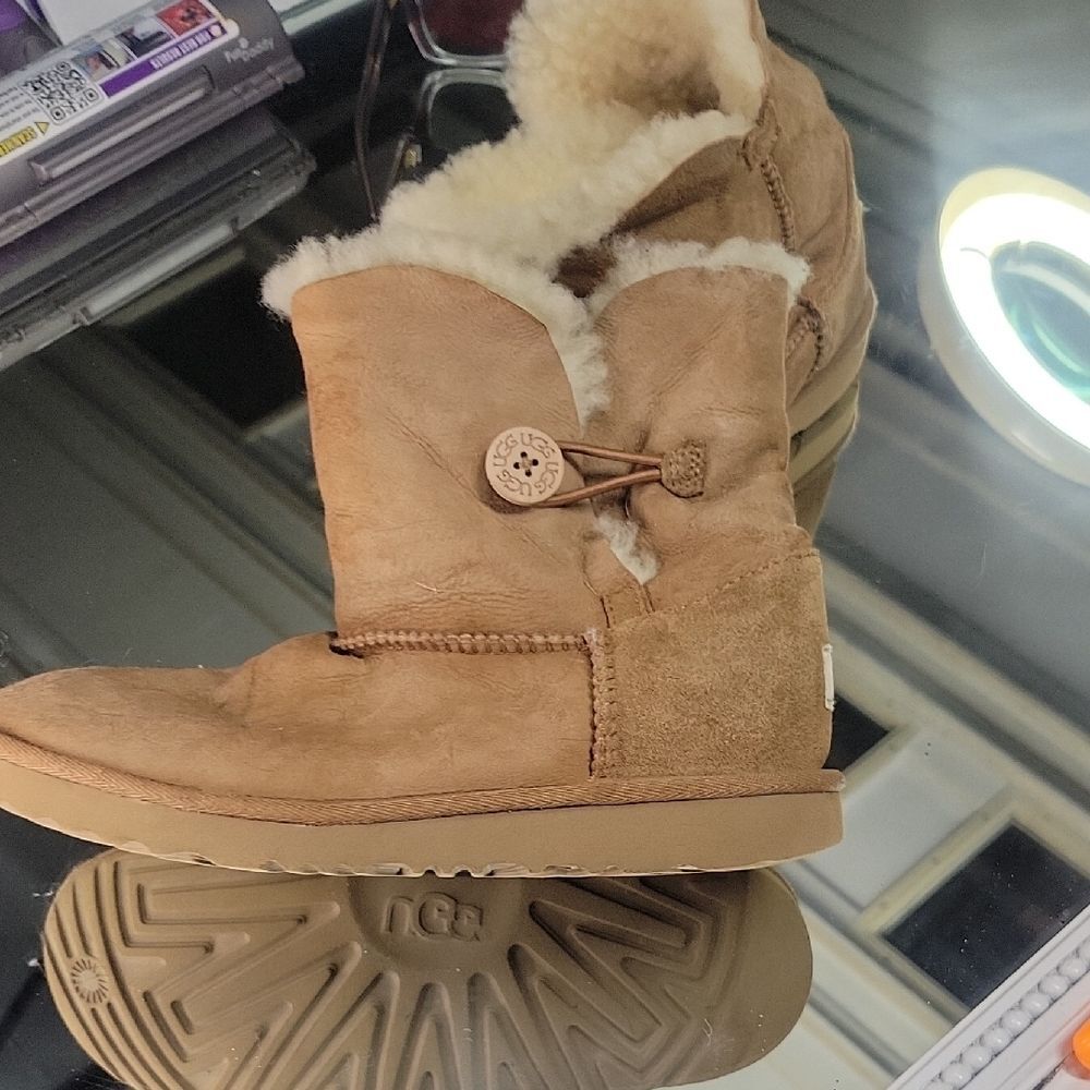 Womens 5 UGG Women's Bailey Button II boots in chestnut suede and sheepskin.